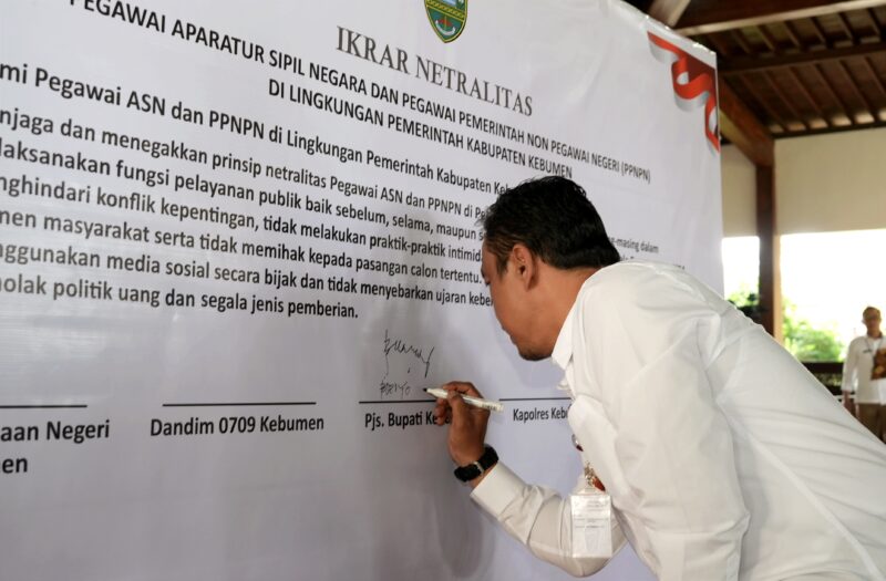 Pjs. Bupati Kebumen Boedyo Dharmawan melakukan penandatanganan ikrar ASN. / Istimewa