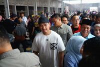 Kaesang Pangarep didampingi Lilis-Zaeni mengunjungi pasar pagi Kebumen, (9/10) / ft: pijar.co