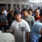 Kaesang Pangarep didampingi Lilis-Zaeni mengunjungi pasar pagi Kebumen, (9/10) / ft: pijar.co