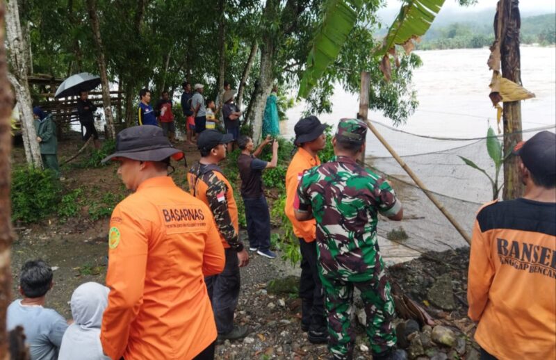 Petugas gabungan melakukan upaya pencarian korban tenggelam.