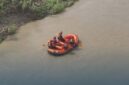 Tim SAR melakukan penyisiran sungai Lukulo dengan menggunakan perahu karet. (Ft: Basarnas Cilacap)