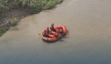 Tim SAR melakukan penyisiran sungai Lukulo dengan menggunakan perahu karet. (Ft: Basarnas Cilacap)