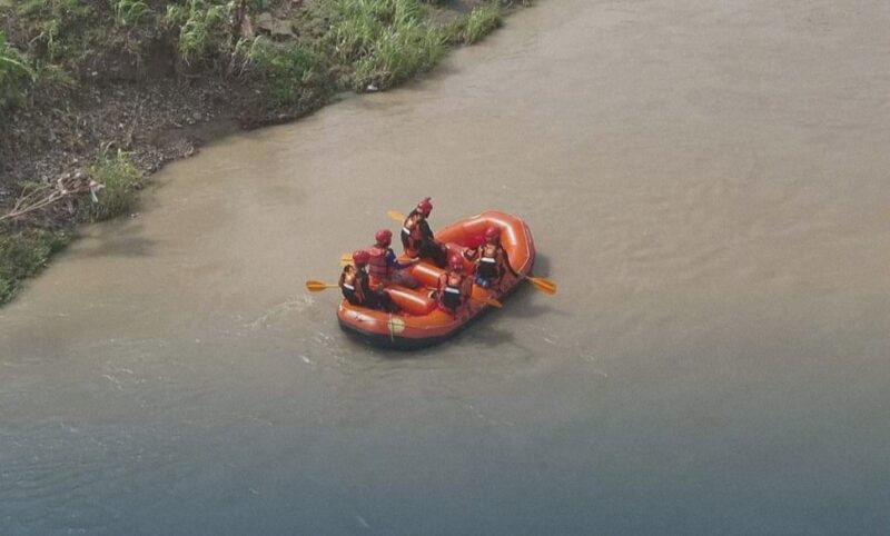 Tim SAR melakukan penyisiran sungai Lukulo dengan menggunakan perahu karet. (Ft: Basarnas Cilacap)