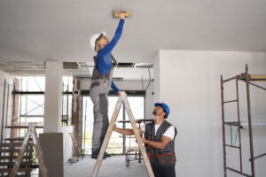 perempuan dan laki-laki renovasi rumah