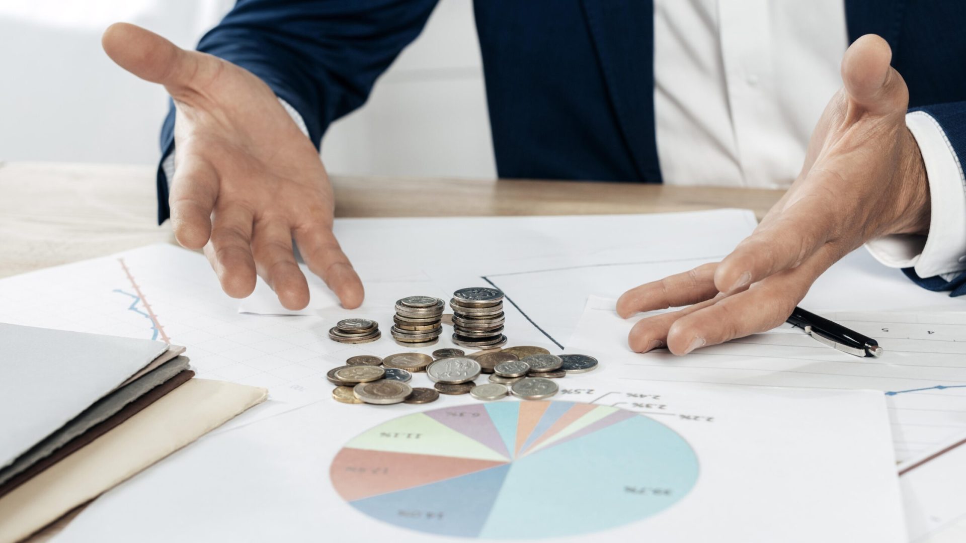 close-up-man-with-coins-statistics-scaled